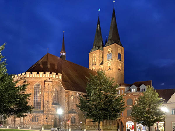 24. August: St. Marien mit beleuchtetem Dachreiter.